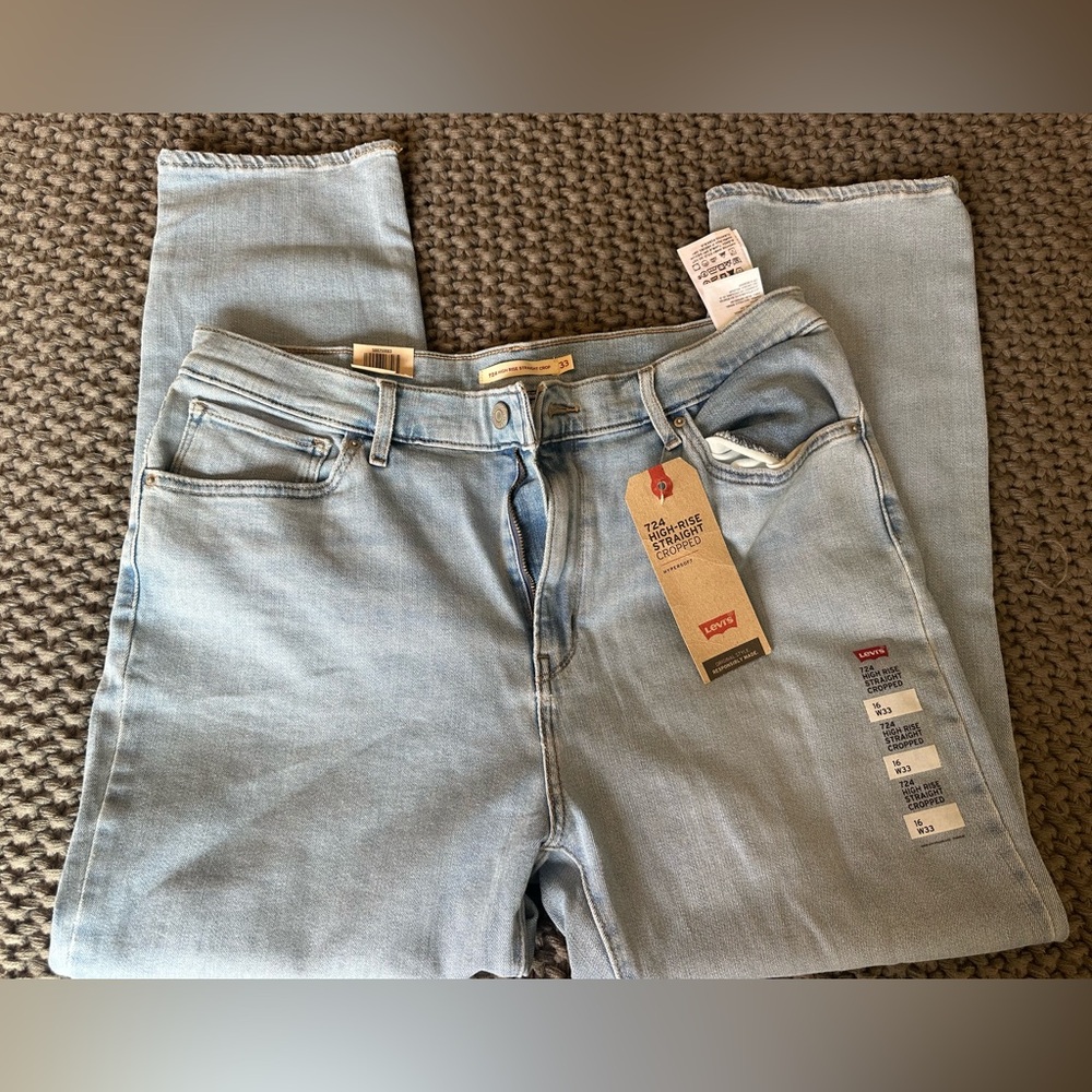 NWT Levi’s High Rise Straight Crop. Size 16/ 33 in a lighter blue.